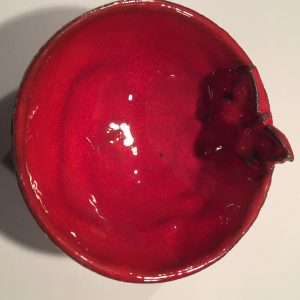 Liten rød bolle med sommerfugl.